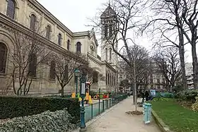 Le square Ozanam et l'église Notre-Dame-des-Champs de Paris.