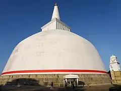 Le Ruwanwelisaya d'Anuradhapura (Sri Lanka) culmine à 90 m.