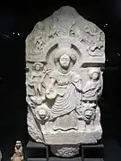 Relief votif à Cybèle entourée des 2 lions. Marbre, H. 82 cm. Créé en Ionie, découvert à Uşak (Turquie). IIIe&nbsp;siècle EC. Louvre