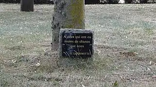 Stèle G. Lhermitte : « A ceux qui ont eu moins de chance que nous ».