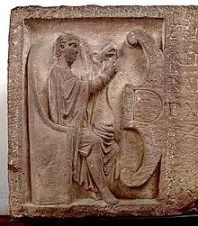 Une des Parques décorant le sarcophage de Florentina (IIIe&nbsp;siècle apr. J.-C.)