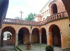 Le Campo Santo, rajouté à l'entrée de l'église en 1861.