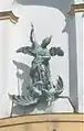 Statue de saint Michel au-dessus de l'entrée