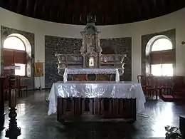 Chœur et maître-autel.