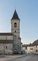 Le clocher néo-roman du XIXe siècle.