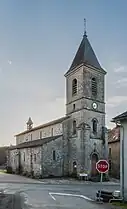 L’église depuis la route menant à Laval-de-Cère par le lac des Vergnes.