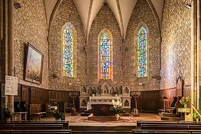 Le chœur avec ses vitraux des années 1960.