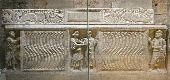 Sarcophage de saint Maximin dit par le passé de sainte Marcelle, basilique Sainte-Marie-Madeleine de Saint-Maximin-la-Sainte-Baume.