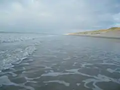 Des kilomètres de plage de sable fin accessible après avoir parcouru un sentier de près de 4&nbsp;km.