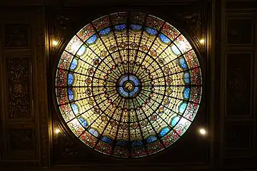 Vitrail du plafond de la chapelle de la Vierge.