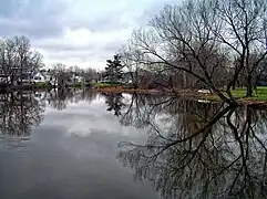 Le tracé de la route 237 suit le cours de la rivière aux Brochets entre la frontière canado-américaine et Stanbridge East.