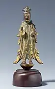 Bodhisattva debout. Bronze doré, H. 15,1&nbsp;cm. Époque des Trois Royaumes, deuxième moitié du 6e siècle. Musée national de Corée