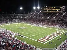 Photographie du Stade de l'université de Stanford lors d'un match nocturne de football américain