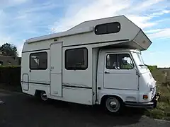 Une Renault Estafette avec cellule à capucine Star Autostar de 1979.