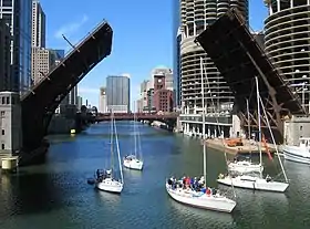 Bateaux de plaisance passant sous le pont de State Street.
