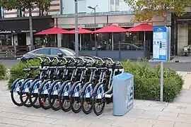 Station libre-service Gare SNCF avec neuf vélos occupant le parking
