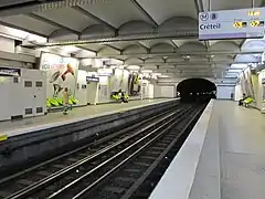 Les quais de la station en direction de Créteil.