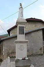 La statue de la Vierge.