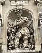 Statue de vigneron sur la façade.