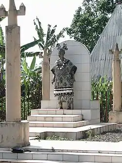 Monument de Sa majesté Taffou Happi II qui régna de 1925 à 1980,