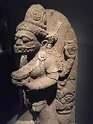 Une statue Majapahit de Hanumān avec une andésite yoni ; 14e&nbsp;siècle de Java, Indonésie ; collection privée américaine.