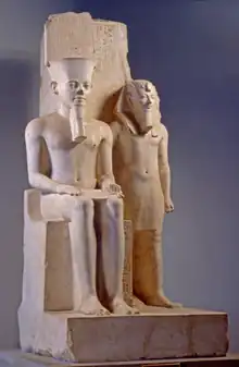 Statue d'Horemheb et Amon.