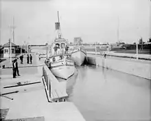 Bateau à vapeur "John Pratt" aux écluses du canal.