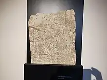 Photographie d'une stèle avec un chrisme