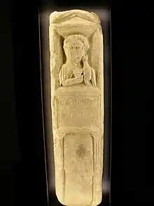 Vue générale d'une stèle éclairée dans un musée