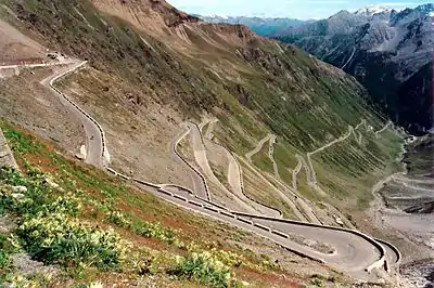 Quelques-uns des 48 lacets en contrebas du col du Stelvio, Italie du Nord.