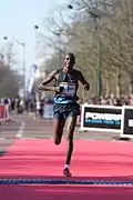 Stephen Kiprotich, champion olympique du marathon, finissant à la 11e&nbsp;place.