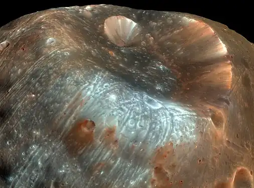 Cratère Stickney, de 9 km de diamètre, vu par l'instrument HiRISE.