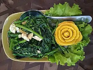 Un pad pak boong ou gloire du matin sautée servie au Kualao, Vientiane (Laos)