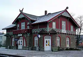 Gare de Stjørdal, par Paul Due, avec ornementation dragestil.