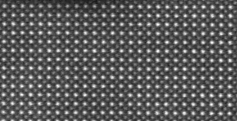 Imagerie en champ sombre annulaire&nbsp;(en) grand angle à résolution atomique d'un cristal de SrTiO3 réalisée par microscopie électronique en transmission à balayage (STEM-HAADF) : les atomes de strontium apparaissent clairs et ceux de titane apparaissent sombres.