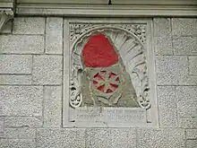 Pierre à l'effigie des Hospitaliers de l'ordre de Saint-Jean de Jérusalem et venant du site du château Saint-Louis.