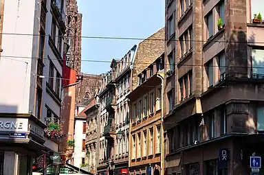 À droite, les nos&nbsp;5, 7, 9 et 11 et l'angle avec la rue de la Division-Leclerc.