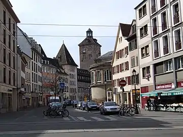 À droite, entrée de la ruelle au no&nbsp;4 de la rue des Bouchers, le long de la rotonde.