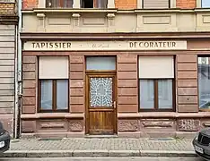 Au no&nbsp;10, ancienne enseigne allemande (Vormals A. Hönnicke).