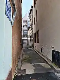 Perspective vers le fond de l'impasse.