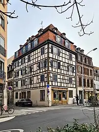 no&nbsp;2, à l'angle avec la rue de Zurich.