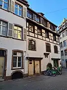 Angle avec la rue du Coin-Brûlé (no&nbsp;2).