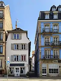 À l'angle de la rue de Zurich.