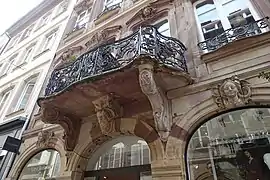 Balcon sur consoles sculptées.