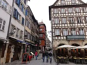 Le no&nbsp;5 à l'angle de la rue du Maroquin.