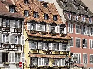 Fenêtres et toitures des nos&nbsp;22, 24 et 26.