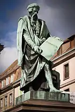 Statue par David d’Angers.