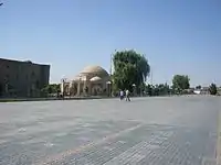 À gauche de Chorsu : la médersa de Cherdor de Régistan