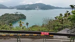 Vue du lac et de l'île Lalou depuis le temple Syuentzang