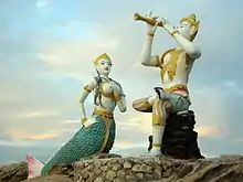 Statues de la sirène et de Phra Apai Mani sur la plage de Saikaew